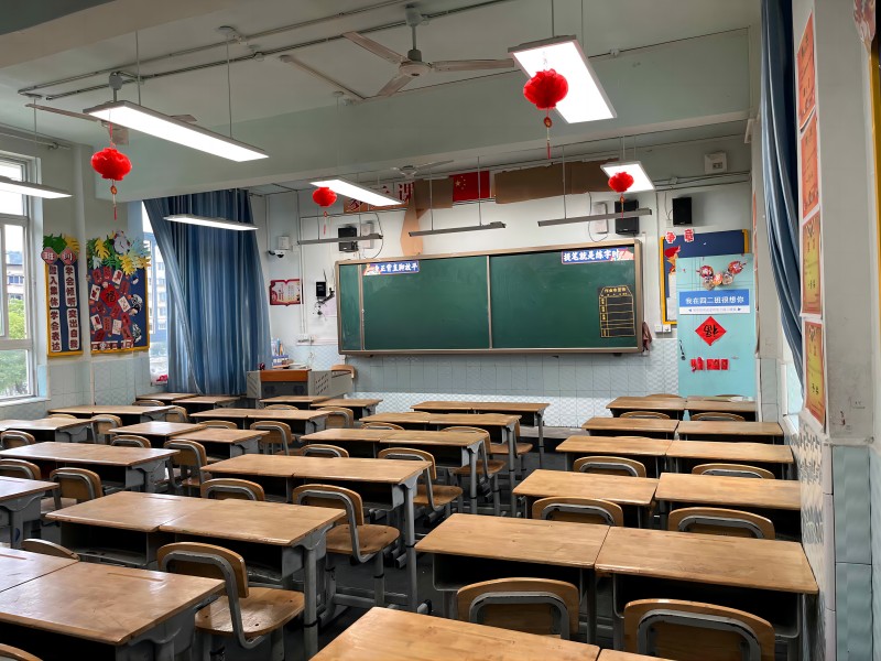 艾浦源教室灯与传统荧光灯教室对比差距